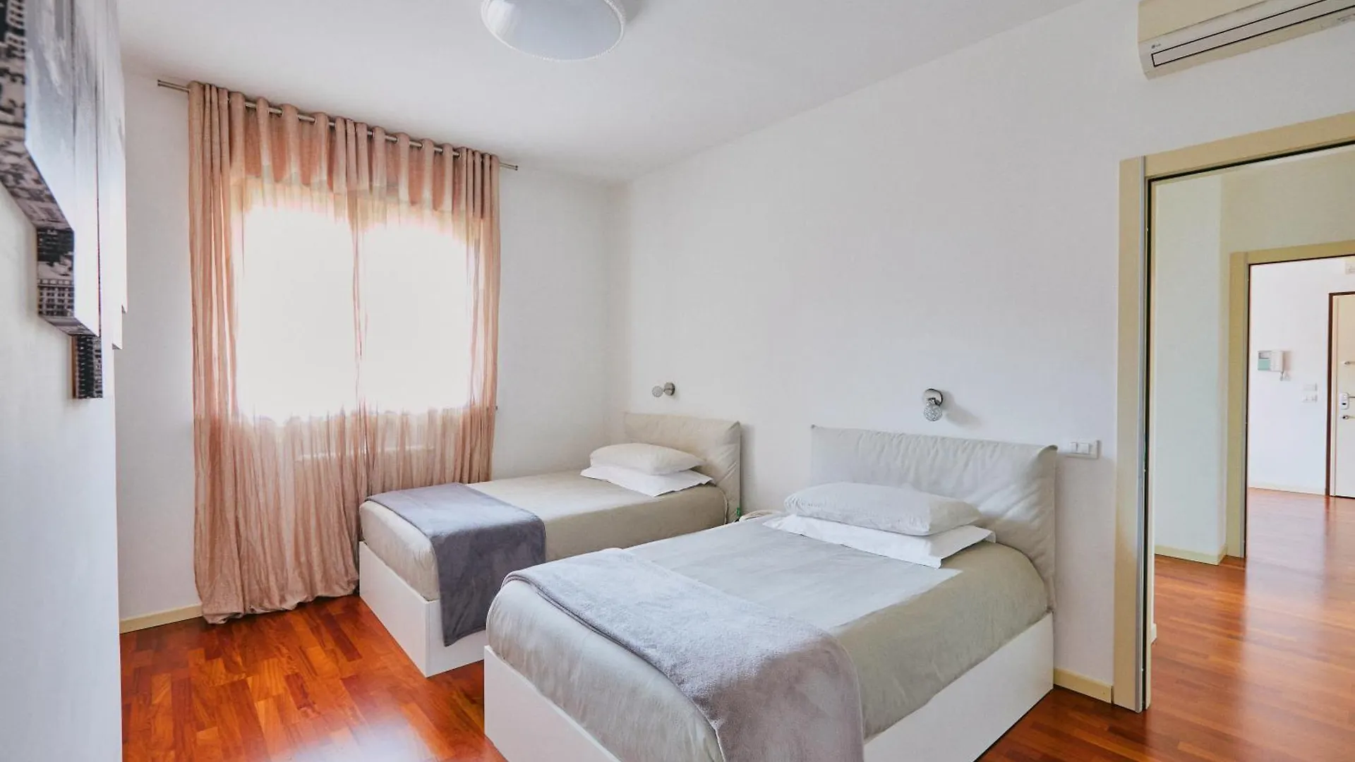 Il Comfort Dello Spazio, In Un Bilocale Milan 0*,  Italy